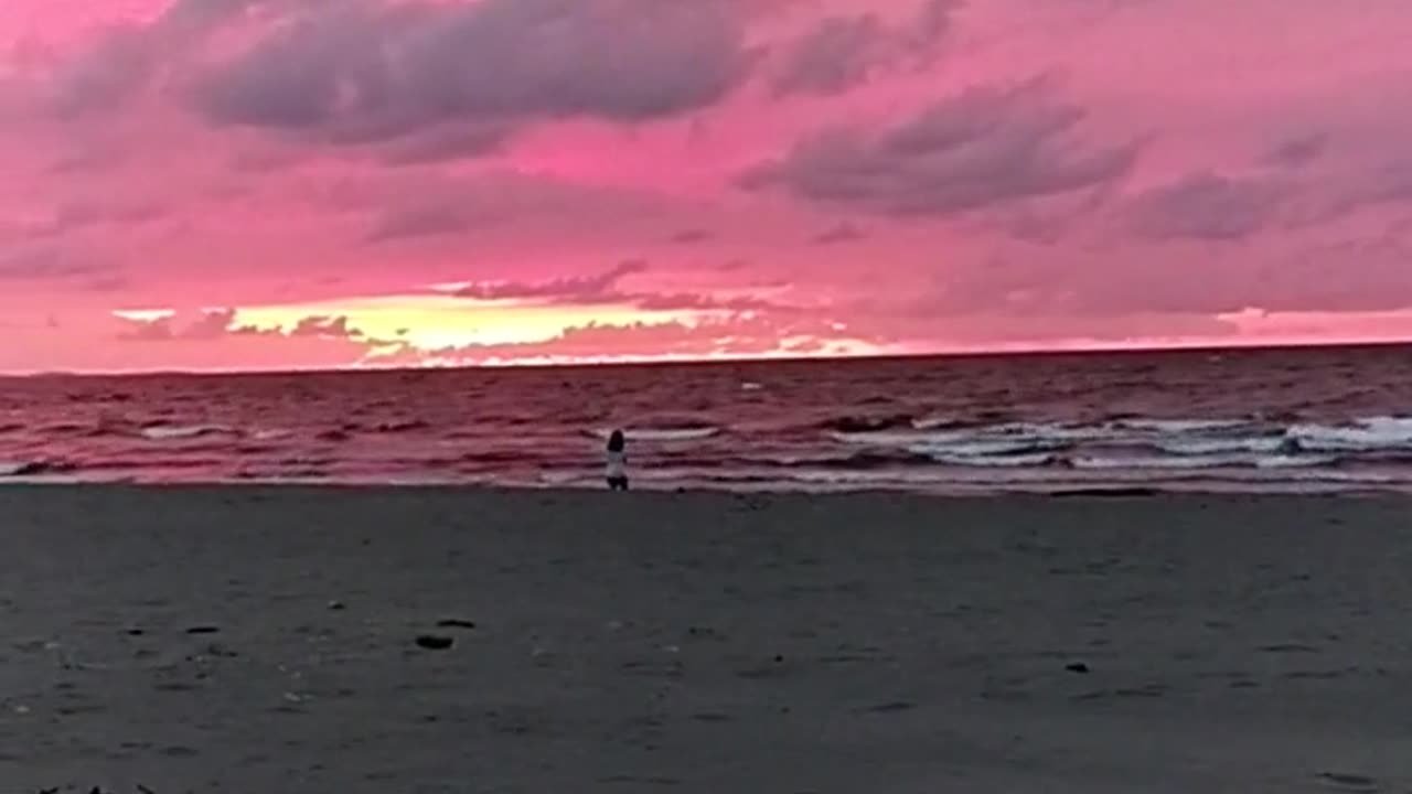 Mesmerizing Pink Sunset Over the Ocean