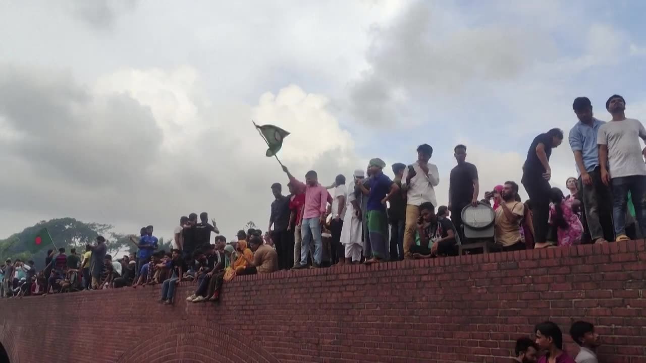 Bangladeshi Protesters Tear Down Statue of Hasina’s Father Amid Political Unrest