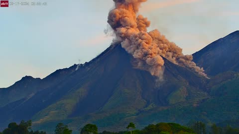 Sep 17, 2024: Huge Eruption Triggers 2 Pyroclastic Flows! (Santa Maria Volcano)