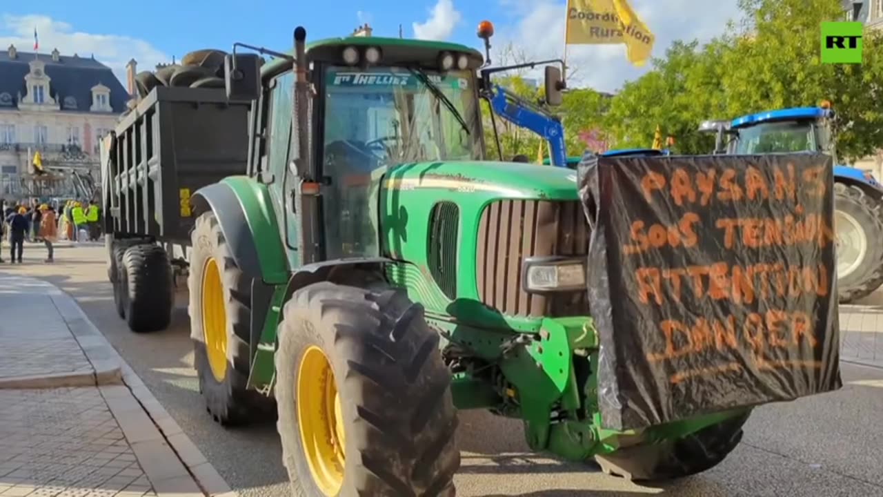 Farmers dump waste outside Poitiers town hall as tractor protests return