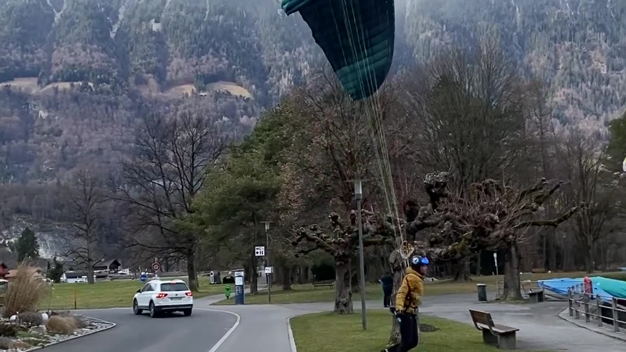 Paraglider Successfully Tries New Launching Technique