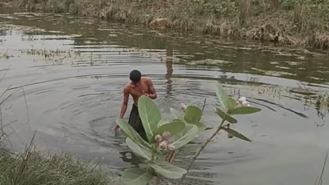 The way people in Asia bathe in ponds