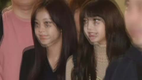Blackpink's Jisoo And Lisa Stay Close To Each Other!