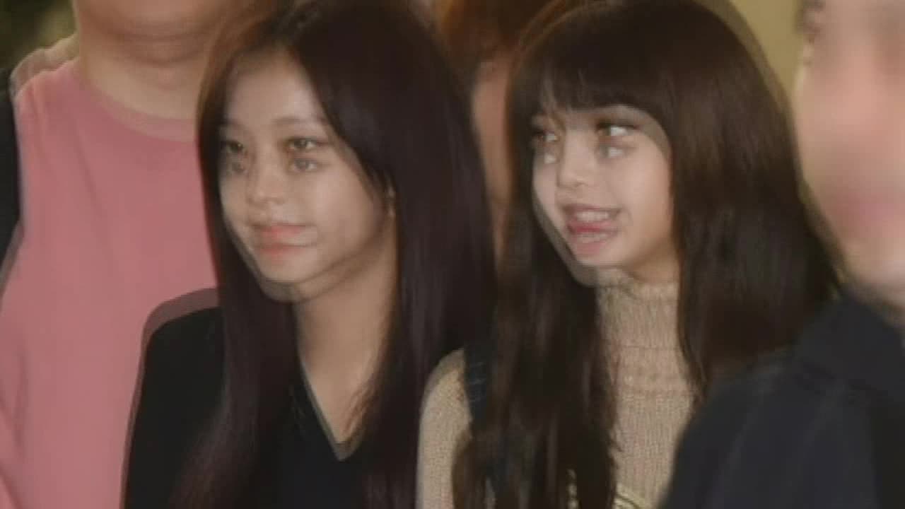 Blackpink's Jisoo And Lisa Stay Close To Each Other!