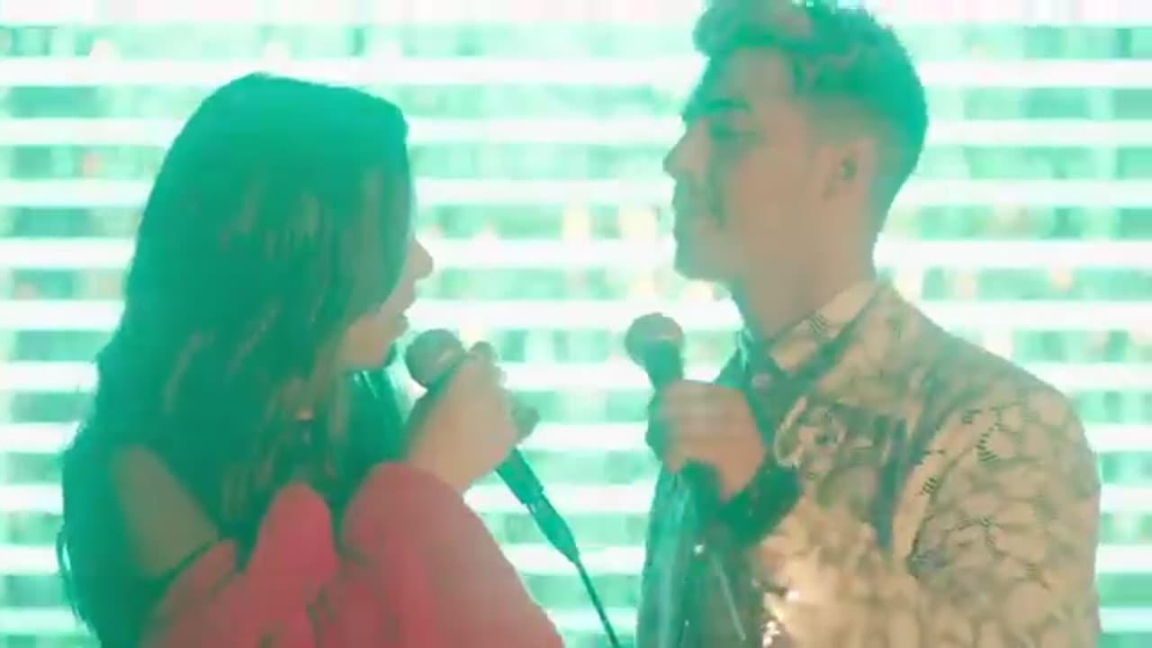 Hailee_Steinfeld_-_Rock_Bottom_ft._DNCE__Official_Video