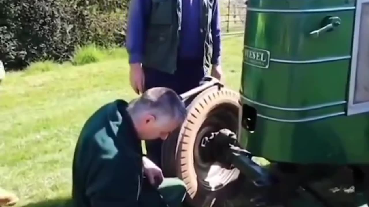 The 1940s Field Marshall tractor diesel engine didn't have an electric starter