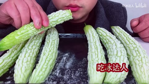 Challenge to eat a whole plate of frozen bitter melon and listen to a different chewing sound!