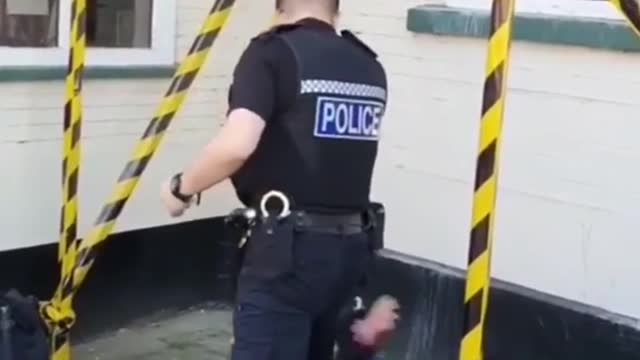 Female police refused to express her position, female protects his girlfriend