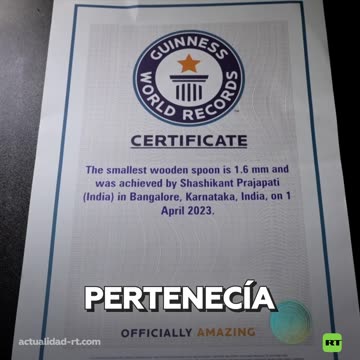 Artista indio rompe récord Guinness por la cuchara de madera más pequeña del mundo