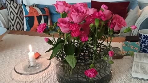 Hanna läser ur Bibeln och sjunger.