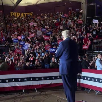 Only President Trump can pull a crowd like this on a Monday afternoon!!! 🇺🇸