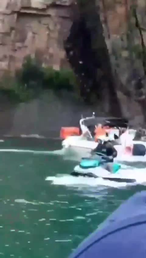 Big accident in Brazil, several tons of heavy piece of rock fell on the boat, 7 people died,*