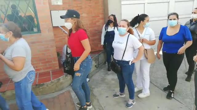 Gran afluencia en los puestos de votación durante los primeros minutos de apertura