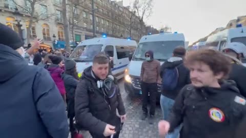 Les manifestants bloquent les camions de CRS sur les #ChampsElysees.