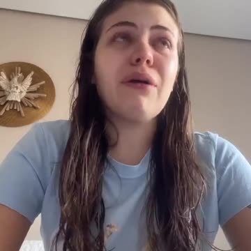 Filha de Mingau, do Ultraje, chora ao falar sobre o músico