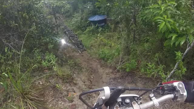 Crf 230 subindo o morro do desafio na trilha de moto