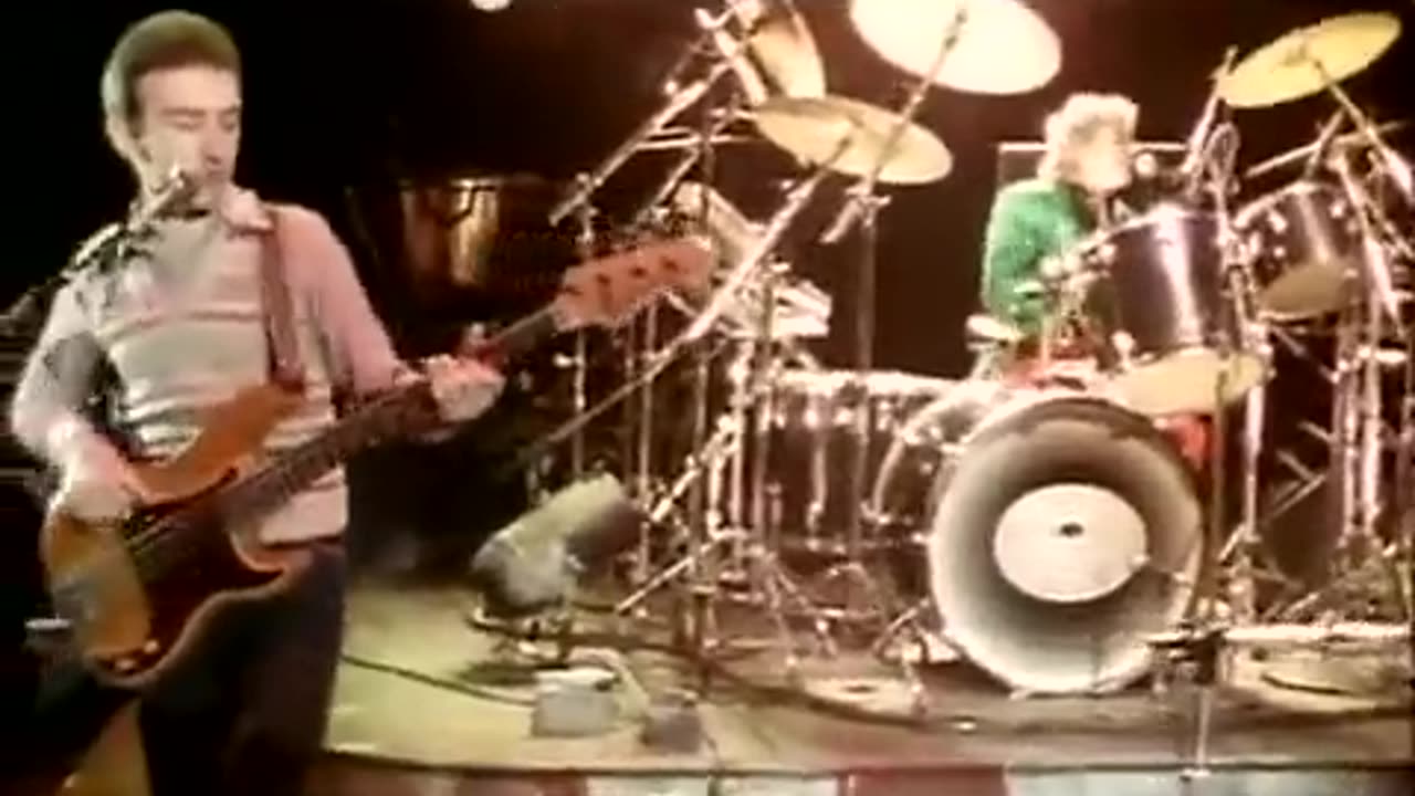 Queen - Don't Stop Me Now (Official Video)