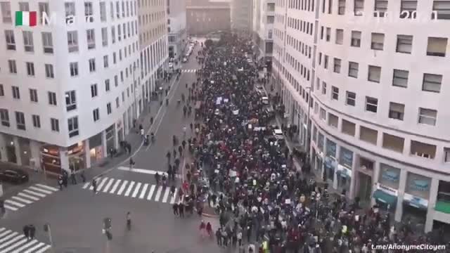 LA GENTE COME NOI NON MOLLA MAI - In tutte le piazze d' Italia