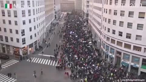 LA GENTE COME NOI NON MOLLA MAI - In tutte le piazze d' Italia