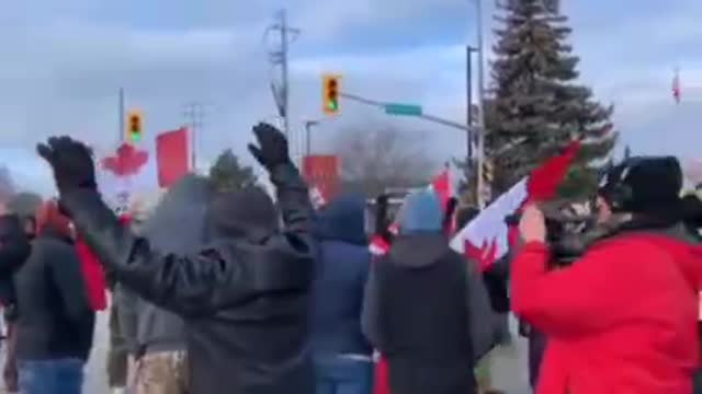 Protesters at ambassador bridge break out into the Canadian national anthem as the police arrest