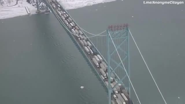 Des camionneurs bloquent l'Ambassador Bridge reliant le Canada et les États-Unis