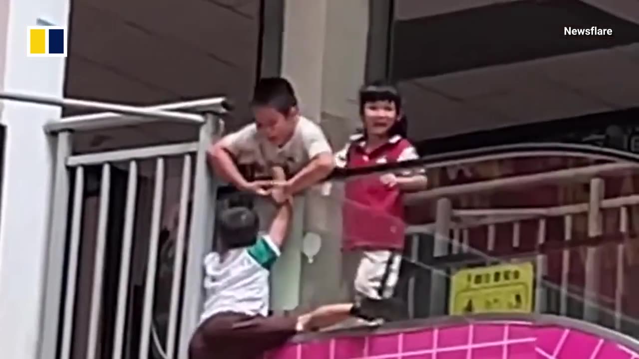 Boy keeps friend from falling from escalator in China.mp4