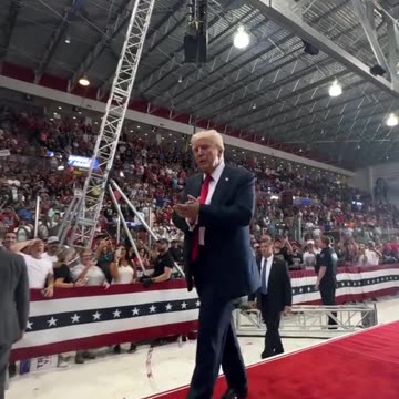 Donald Trump appears before supporters at rally in Minnesota