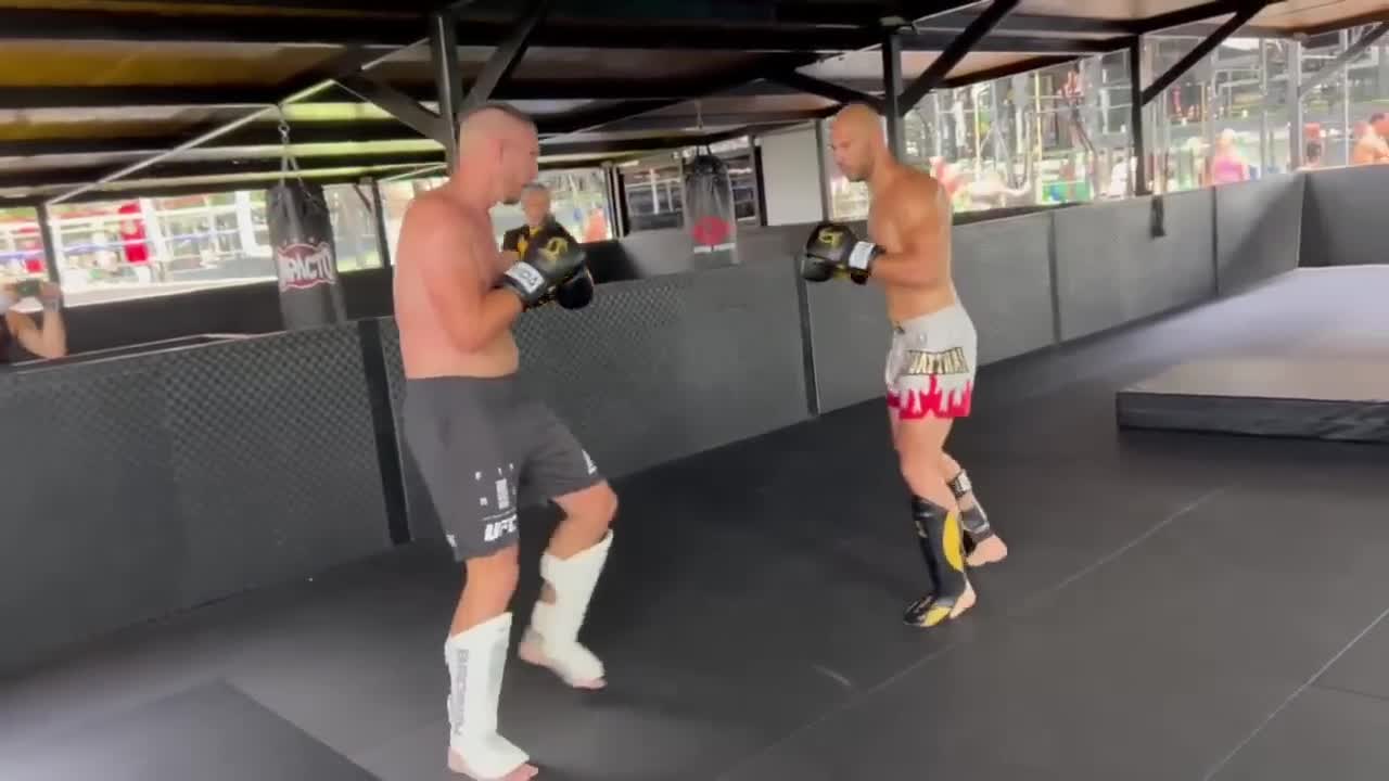 Tate spars with Luke Barnatt