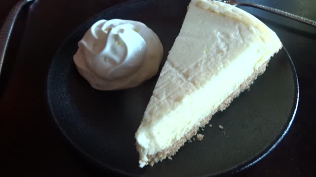 Spaans Restaurant Destino Rotterdam met een Cheesecake en Slagroomtoetje.