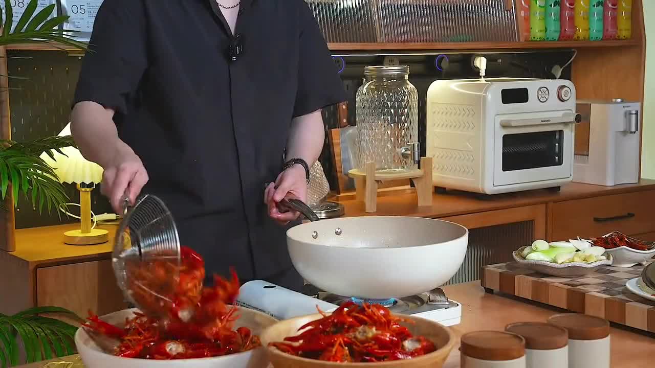 It's really cool to have a little crayfish with Guizhou rice noodles at night