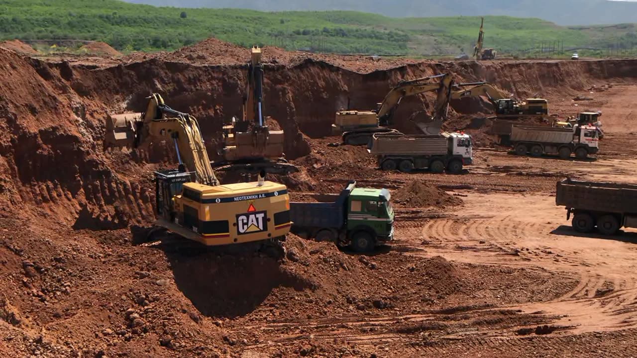 Caterpillar Excavators Loading trucks |