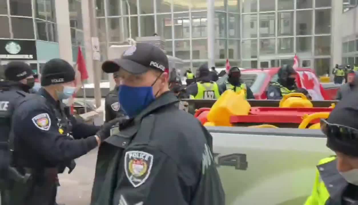 Ottawa this morning, Justin Trudeau's police continue to steal gasoline from truck drivers. Respect for Canadian truckers!