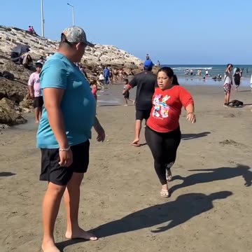 bint waqifah ealaa alshati tabawus fi alshabab