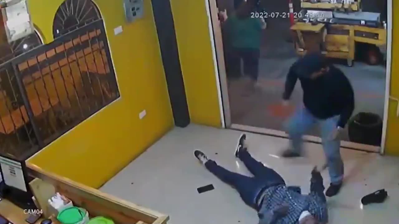 Off duty Cop shoots armed robber