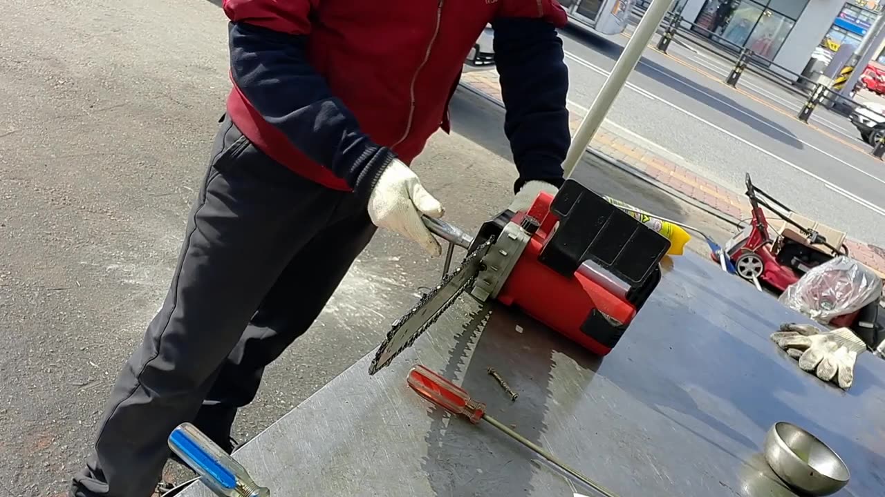 Leave the Chainsaw Blade Replacement to Youngjin Bolt Tools!