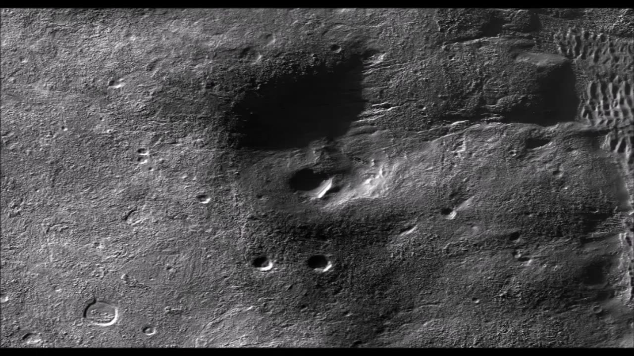Le MRO de la NASA photographie une base souterraine présumée au bord du cratère de Mars