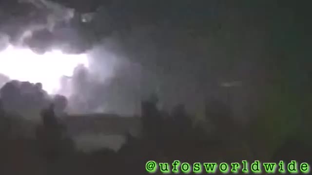 COLUMBIA MISSOURI IN AN ELECTRIC STORM UFO CHARIOTS OF GOD ANGELS APPEAR🕎Psalms 103:20 “Angels”