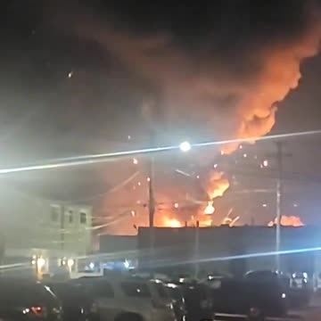 Incendio masivo y múltiples explosiones en centro de distribución en Clinton Township, Michigan.