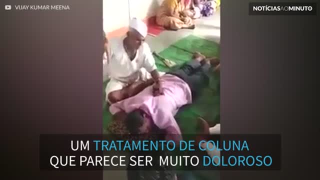 Tratar a coluna com um martelo? Um método bizarro que acontece na Índia