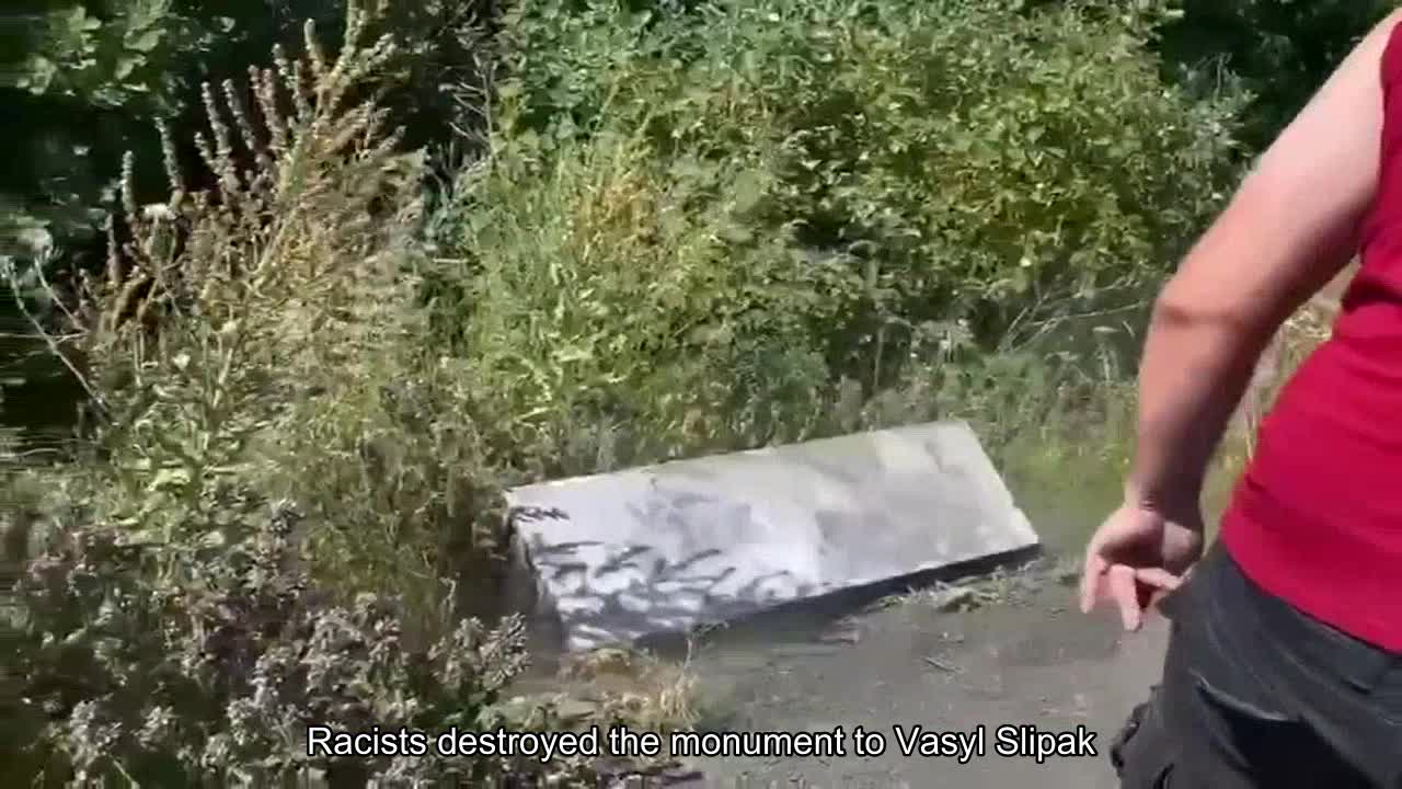 Racists destroyed the monument to Vasyl Slipak