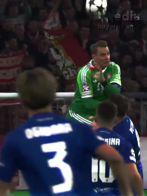 Manuel Neuer injures himself by going 'full Zlatan Ibrahimovic' in Champions League