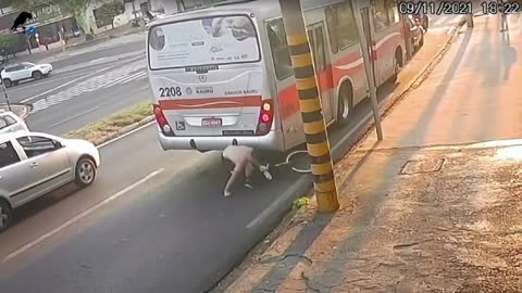 Ciclista perde o controle e vai para em baixo de ônibus