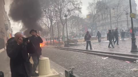 Multkulturní obohacení v Paříži - ničení aut