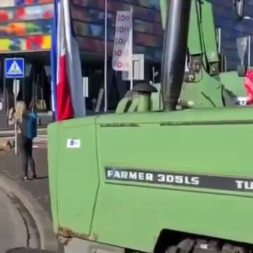 Netherlands: Dutch farmers convoy blockades roads, fishers blockade port (July 4, 2022)