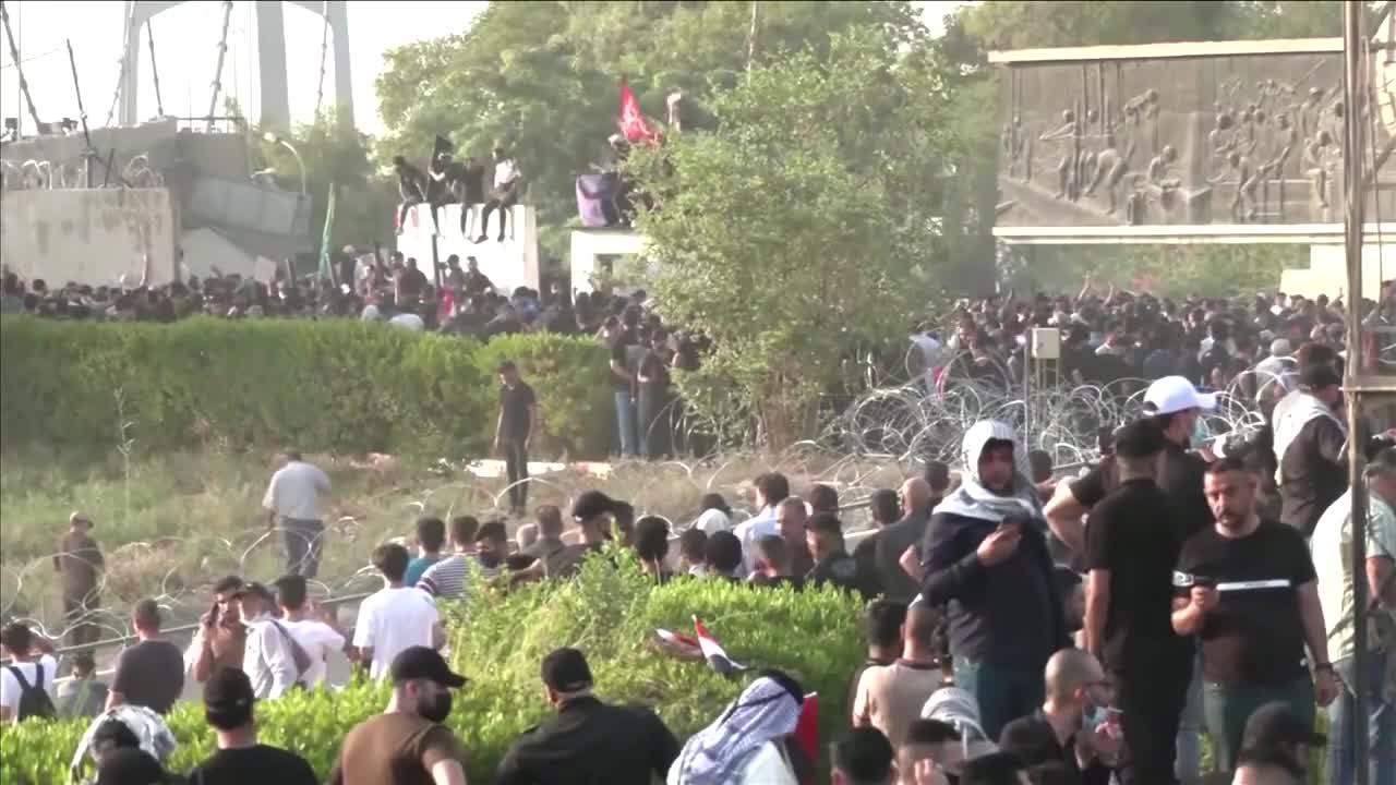 Water cannons used on protesters in Baghdad