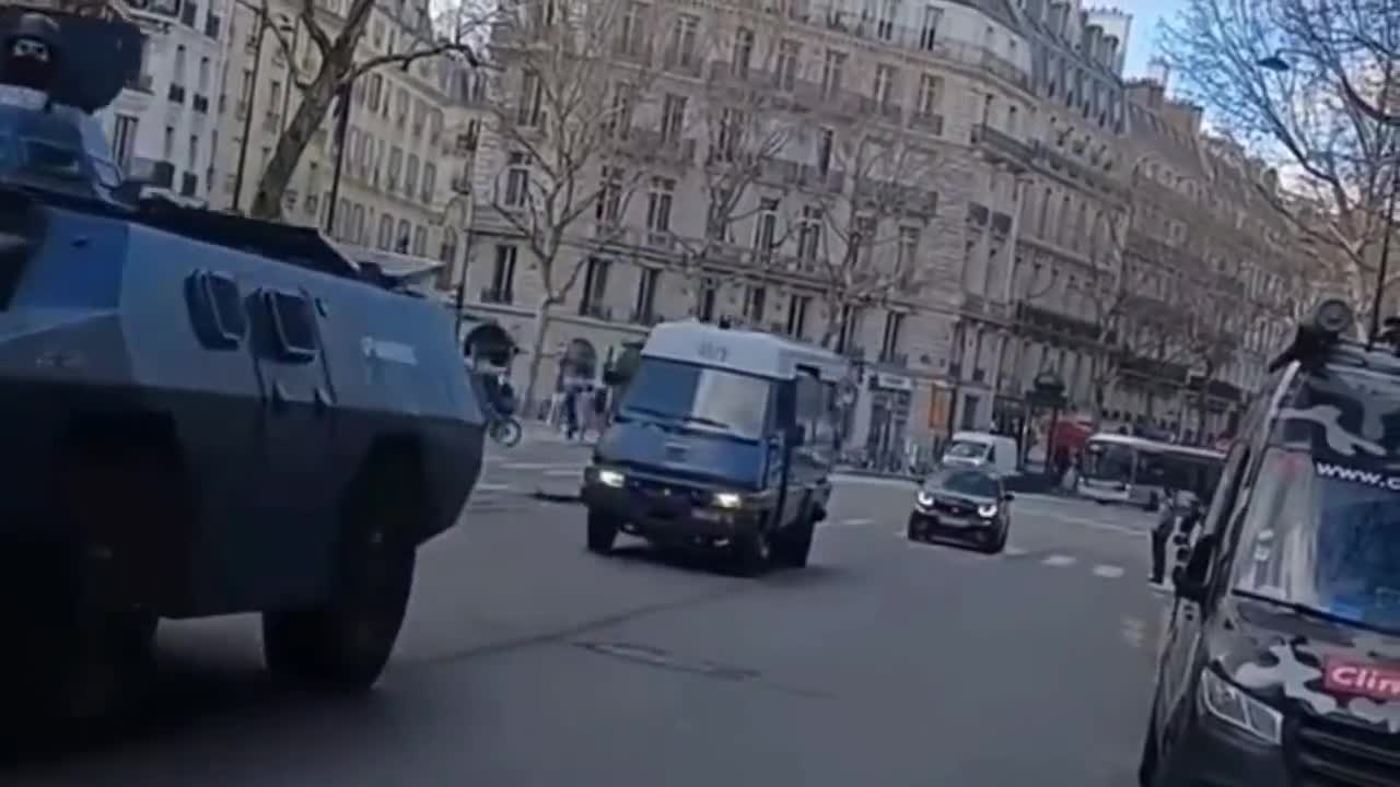 Εβγαλαν στρατο στους δρομους του παρισιου προτου φτασει το κονβοι