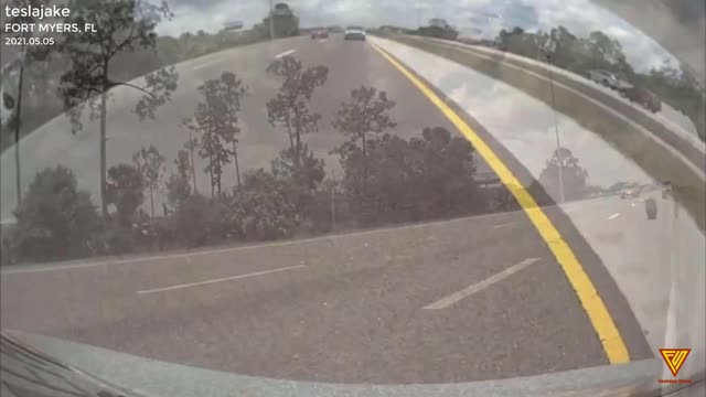 Tesla Model 3 Avoids Tire On Highway 2021.05.05 — FORT MYERS, FL