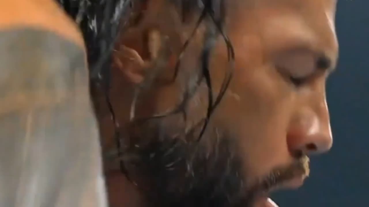 Reigns returns to SmackDown