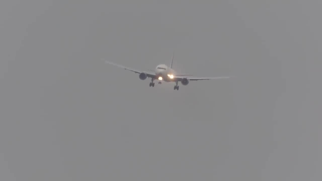 UNBELIEVABLE CROSSWIND LANDINGS during a STORM with 20 ABORTED LANDINGS - GO AROUND !