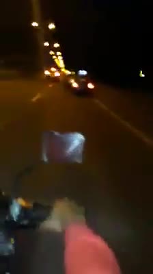 Conductor "arrastró por kilómetros" a una agente de tránsito en Ecuador